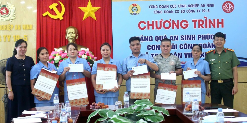 Thiếu tá Trần Xuân Lâm - Trưởng Ban Công đoàn Cục H08 (phải ảnh), và Thượng tá Nguyễn Thị Bảo Ngọc (trái ảnh)- Phó Tổng Giám đốc Công ty 19.5, trao quà cho đoàn viên có hoàn cảnh khó khăn. Ảnh: Vĩ Cường