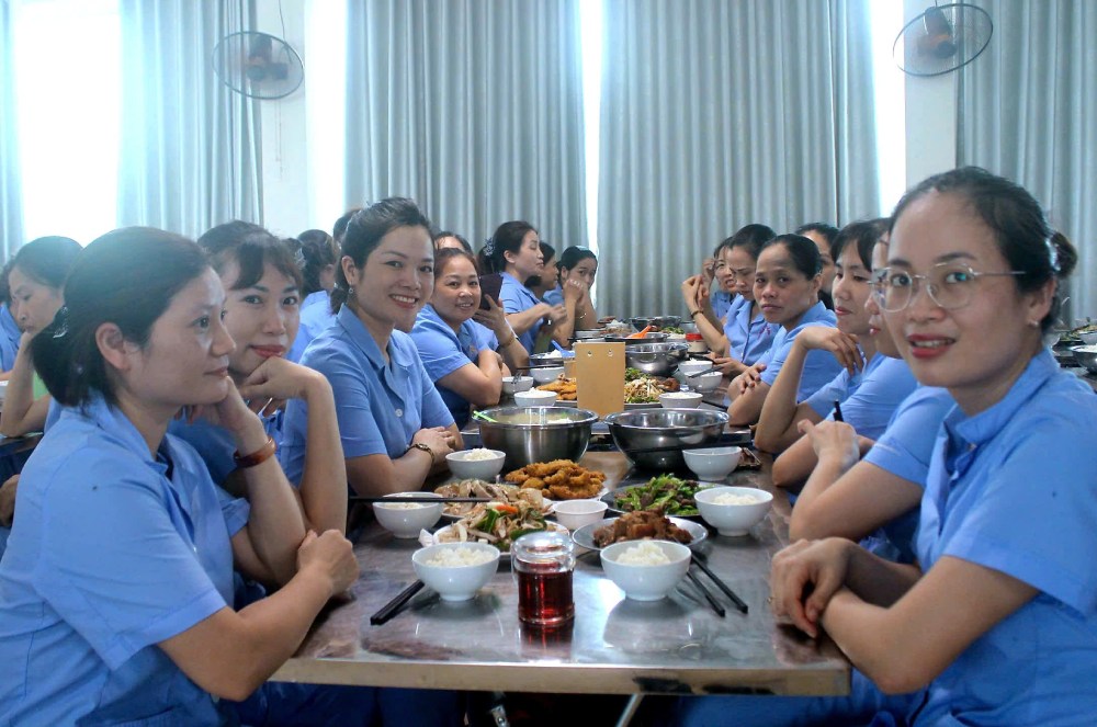 Company 19.5 organizes Trade Union Meals for union members and workers with a meal value of 78,000 VND. Photo: Vi Cuong