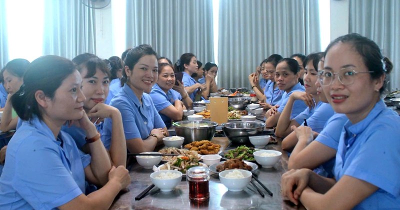 Tổ chức bữa ăn, hoạt động chăm lo công nhân trong Tháng Công nhân