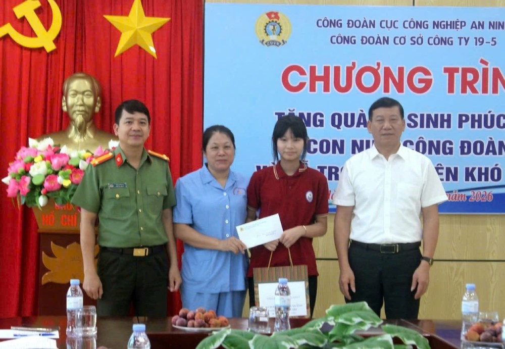 Ông Lê Văn Quyết (phải ảnh), Chủ tịch Công đoàn Công ty 19.5 và Thiếu tá Trần Xuân Lâm - Trưởng Ban Công đoàn Cục H08 trao quà cho con đoàn viên có hoàn cảnh khó khăn. Ảnh: Vĩ Cường
