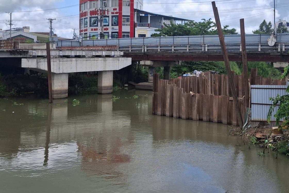 Đơn vị thi công đang triển khai đơn nguyên 1. Ảnh: Tạ Quang