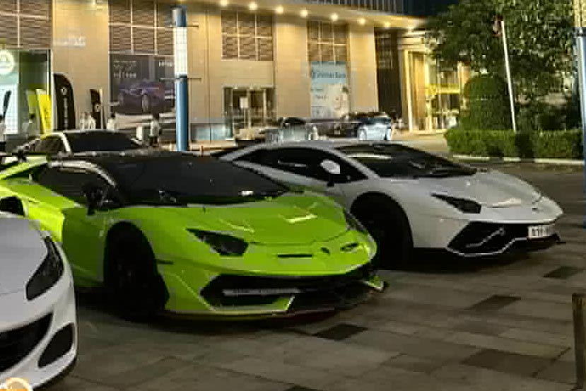 The stylish Lamborghini Aventador couple Ultimae and SVJ appeared in Hanoi. Photo: Duong Nguyen