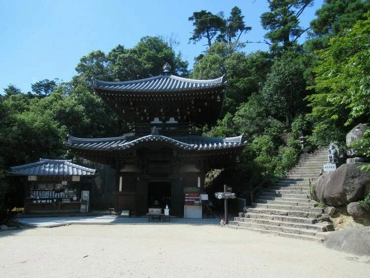 Điện Reikado trước và sau vụ cháy. Ảnh: Get Hiroshima