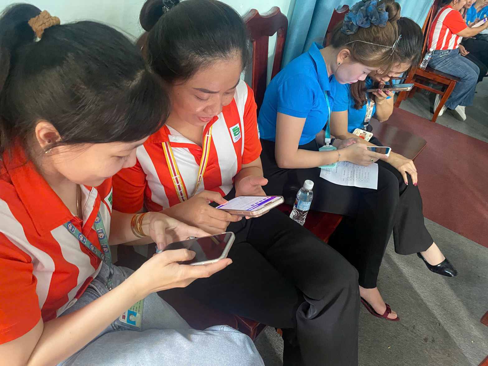 Đoàn viên khu vực ở Bình Dương tham gia thi trực tuyến. Ảnh: Công đoàn cung cấp