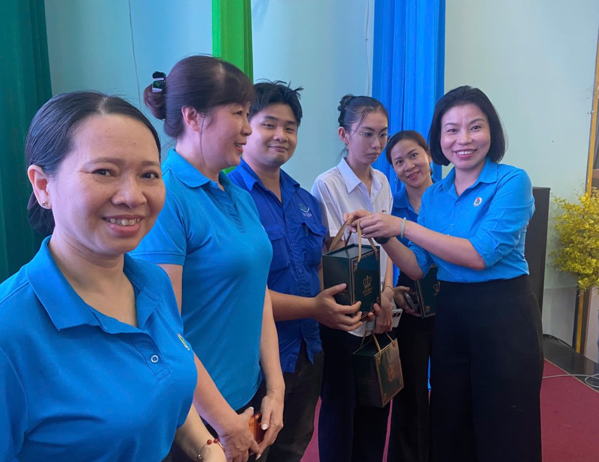 Representatives of Area Management Working Group No. 4 present gifts to contestants participating in the contest in Binh Duong area. Photo: Trade Union provided