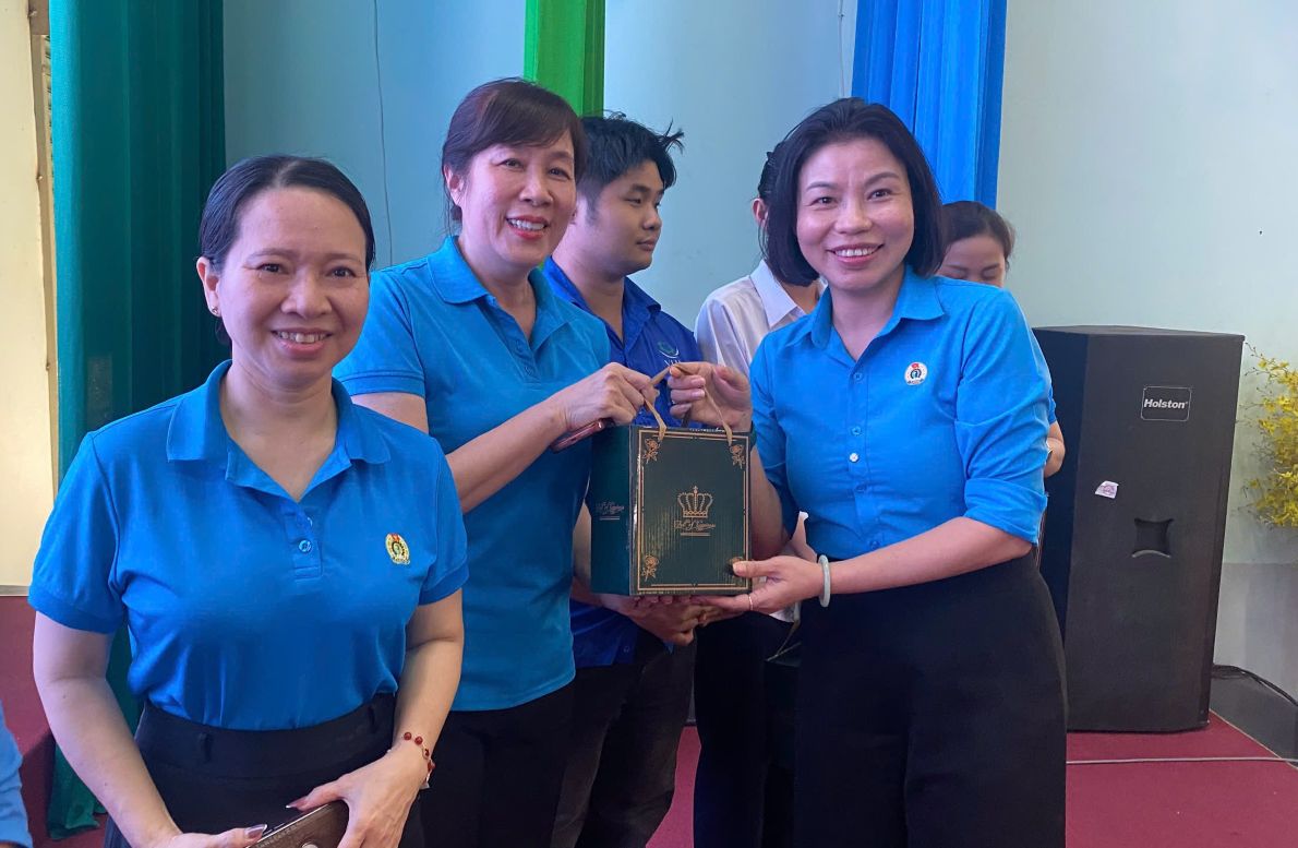 Bà Mai Thanh Thảo - Ủy viên Thường vụ, Tổ trưởng Tổ công tác quản lý địa bàn số 4 LĐLĐ TPHCM trao quà cho các đoàn viên dự thi. Ảnh: Công đoàn cung cấp