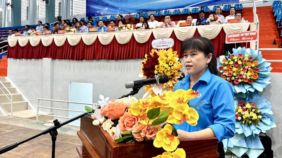 Bà Võ Thị Thu Oanh - Phó Chủ tịch Liên đoàn Lao động tỉnh phát biểu khai mạc Đại hội Thể dục thể thao công nhân viên chức lao động tỉnh Vĩnh Long lần thứ I năm 2026 - Vòng loại Cụm số 3. Ảnh: Hoàng Lộc