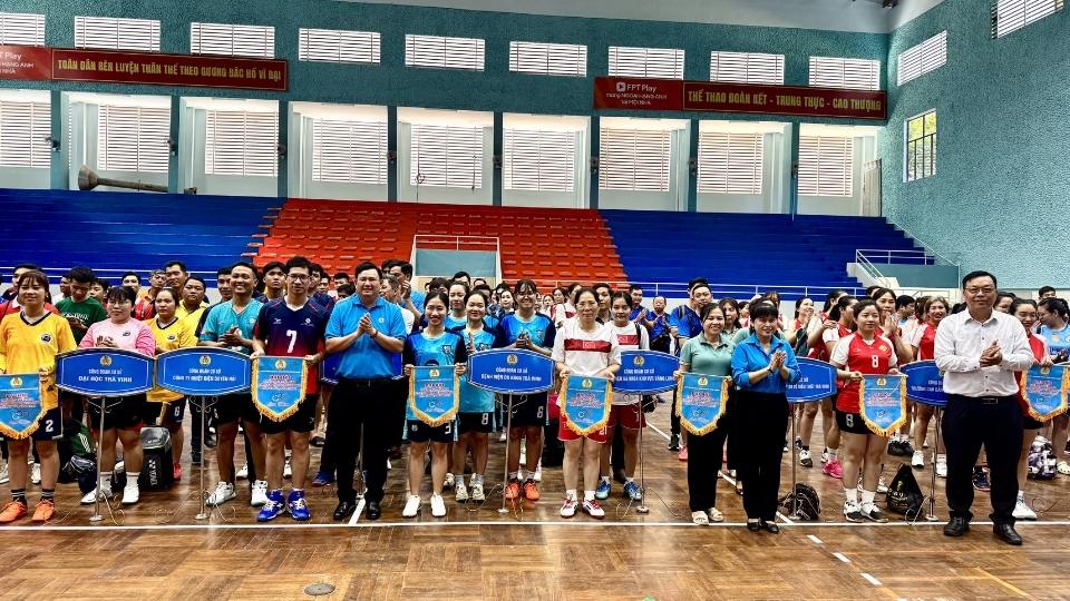 The Organizing Committee awarded souvenir flags to units participating in the 1st Vinh Long Province Sports Festival for Workers, Civil Servants and Laborers in 2026 - Cluster 3 Qualifying Round. Photo: Hoang Loc