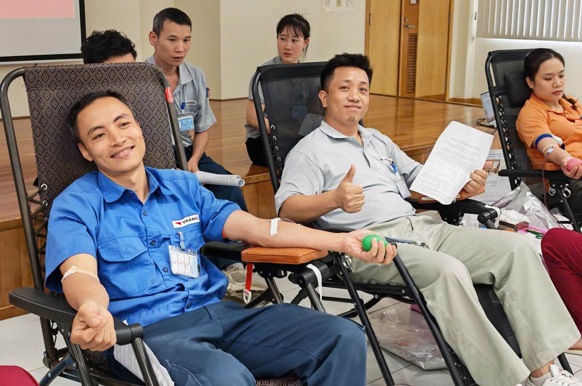 Officials, workers, and laborers of Yazaki Hai Phong Vietnam Co., Ltd. Branch in Quang Ninh donate blood for humanitarian purposes. Photo: Doan Hung