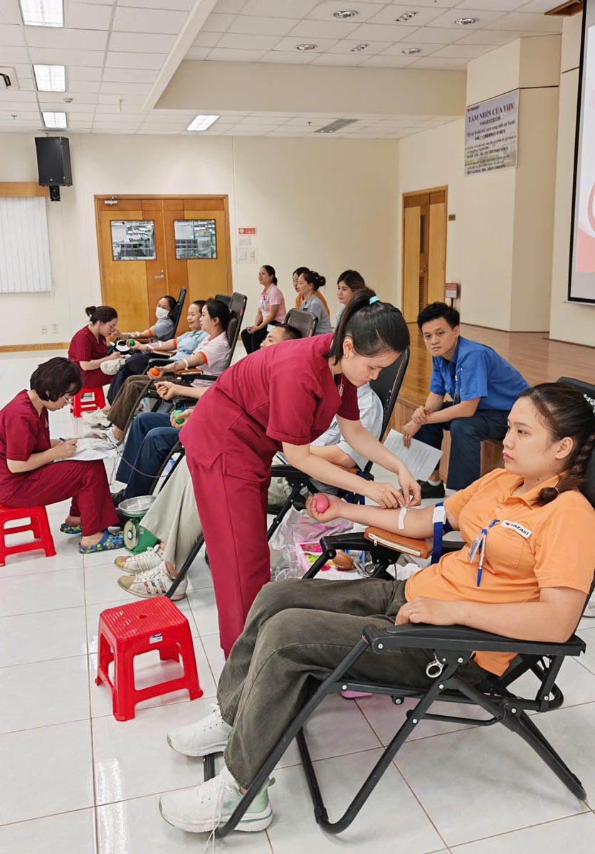 Chương trình hiến máu nhân đạo có hơn 200 cán bộ, công nhân, người lao động đăng ký tham gia. Ảnh: Đoàn Hưng
