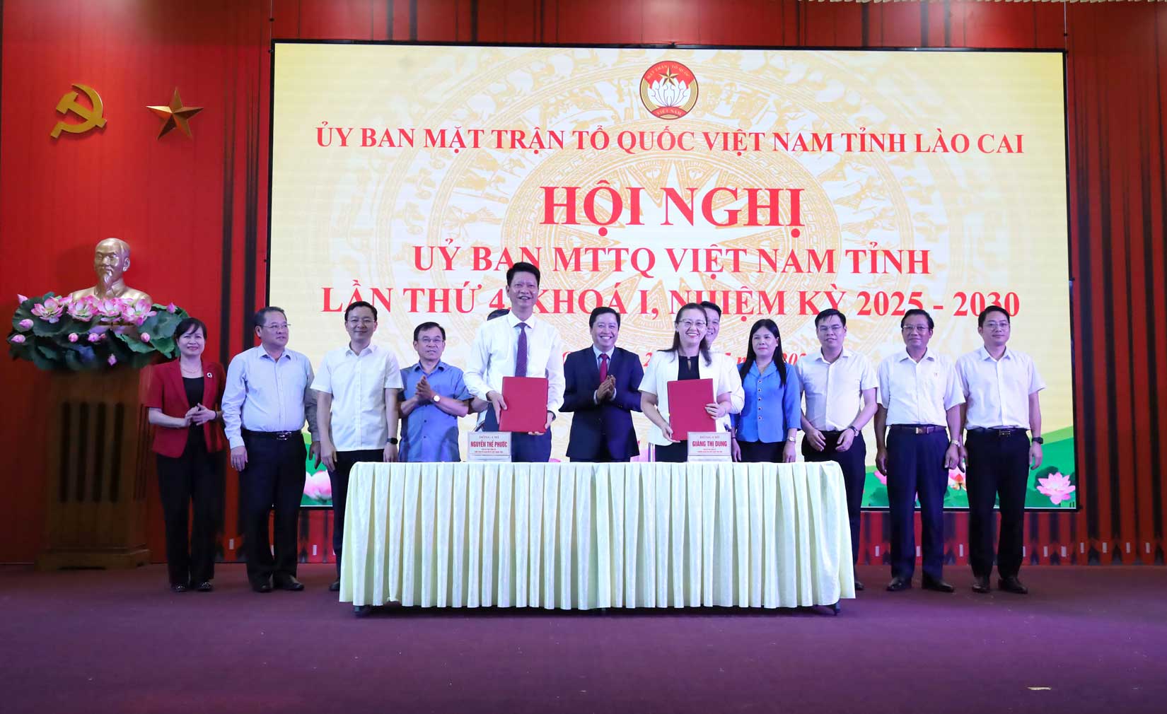 Đồng chí Giàng Thị Dung và đồng chí Nguyễn Thế Phước ký bàn giao nhiệm vụ Chủ tịch Ủy ban MTTQ Việt Nam tỉnh. Ảnh: Nguyễn Hiên