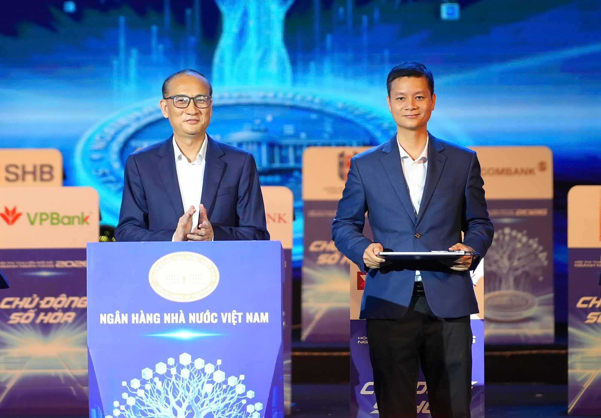 Đoàn Thanh Hải, Phó Cục trưởng Cục Công nghệ thông tin NHNN trực tiếp mở niêm phong và kích hoạt hệ thống thi đấu điện tử.