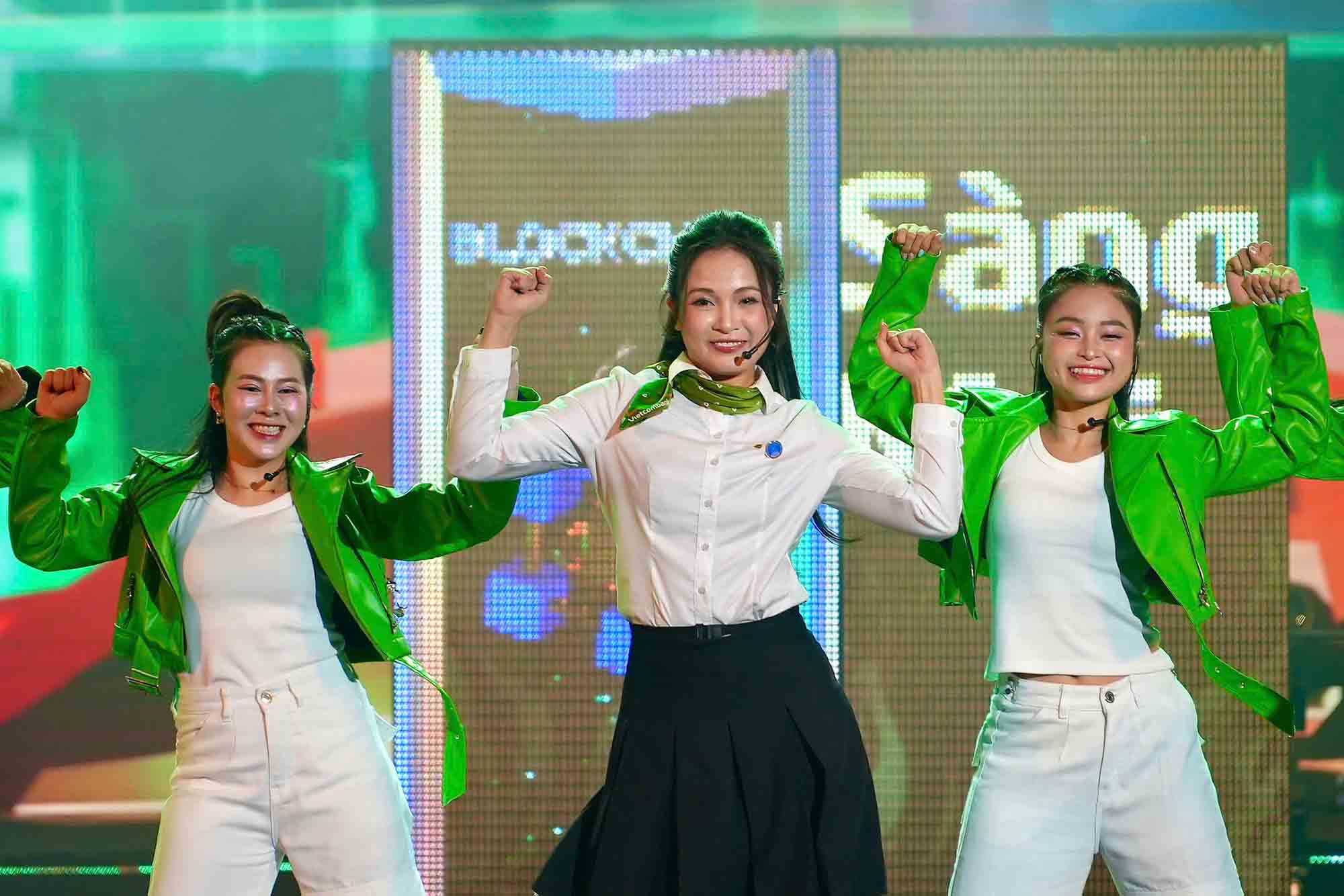 Đứng trên sân khấu không chỉ có các chuyên viên, nhân viên mà còn có sự góp mặt trực tiếp của các quản lý cấp phòng, quản lý cấp trung và thậm chí là lãnh đạo cấp cao, độ tuổi tham gia thi đấu cũng rất đa dạng.