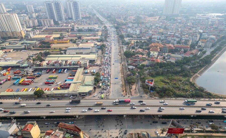 Traffic jam in the Nuoc Ngam bus station area. Photo: Huu Chanh
