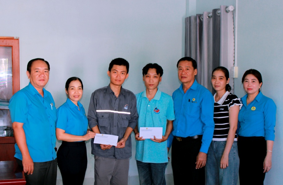Đoàn công tác LĐLĐ tỉnh Cà Mau trao quà hỗ trợ cho đoàn viên, người lao động có hoàn cảnh khó khăn ở các CĐCS trực thuộc Công đoàn xã Trần Văn Thời. Ảnh: Thiệu Vũ