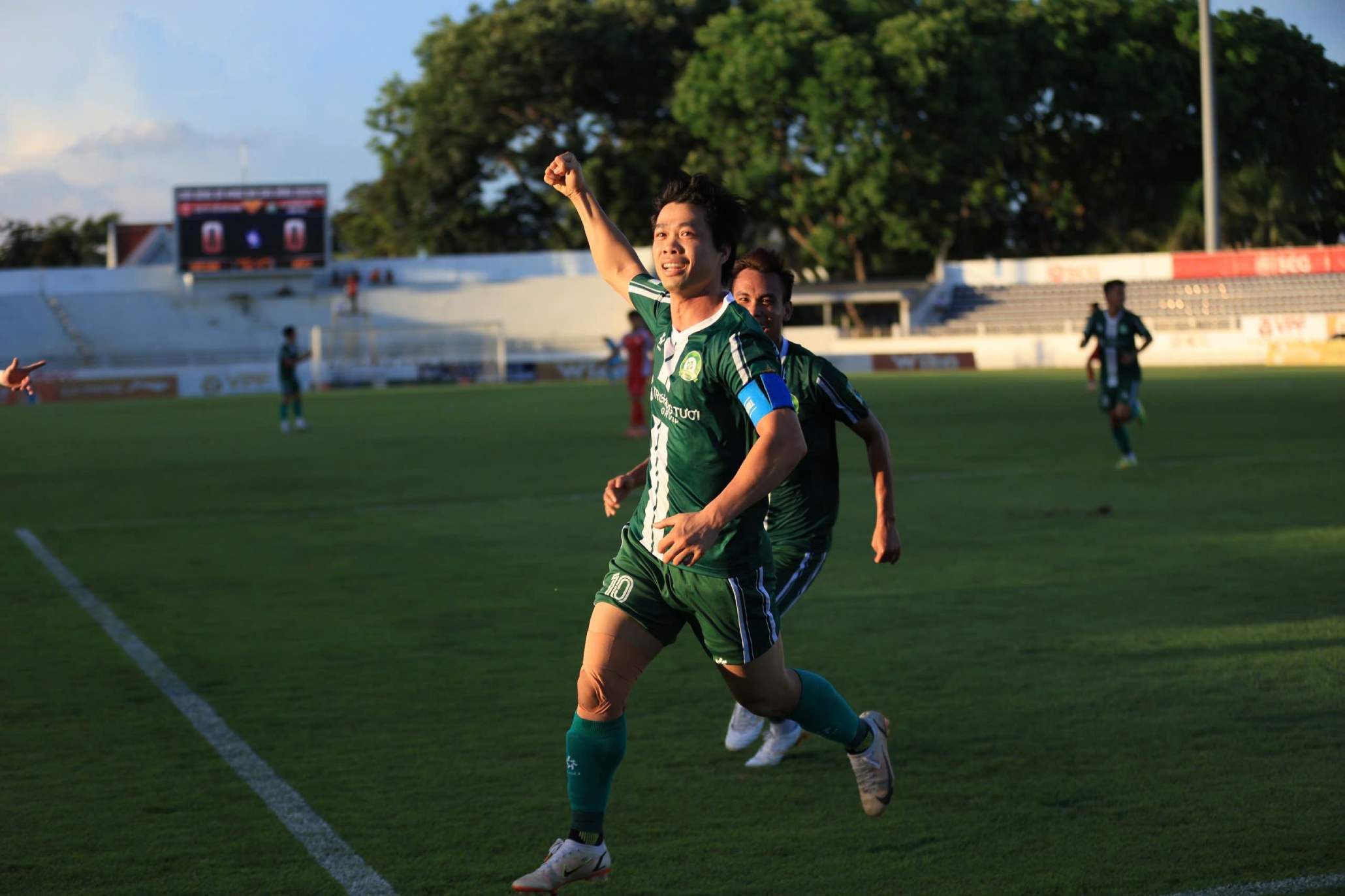 Cong Phuong scores a golden goal, Dong Nai touches the ticket to V-League promotion. Photo: Thanh Vu