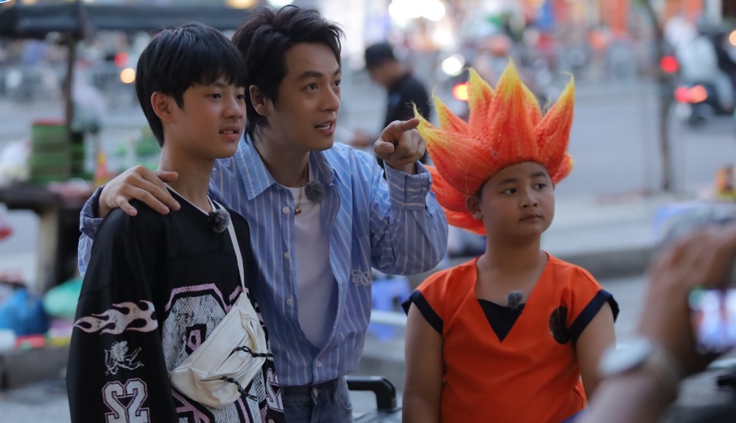 Dang Khoi's son experiences selling goods. Photo: Producer.