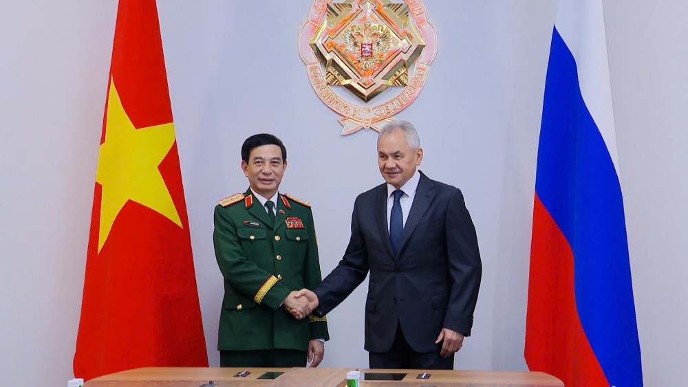 General Phan Van Giang - Member of the Politburo, Deputy Prime Minister, Minister of National Defense - meets with General Sergei Kuzhugetovich Shoigu - Secretary of the Russian Federation Security Council. Photo: Thu Trang