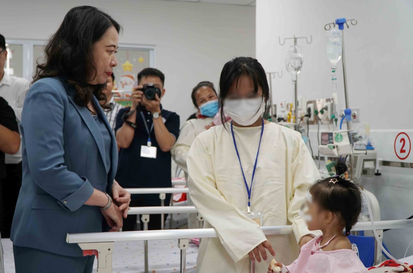 Vice President Vo Thi Anh Xuan visits and presents gifts to pediatric patients at Children's Hospital 1