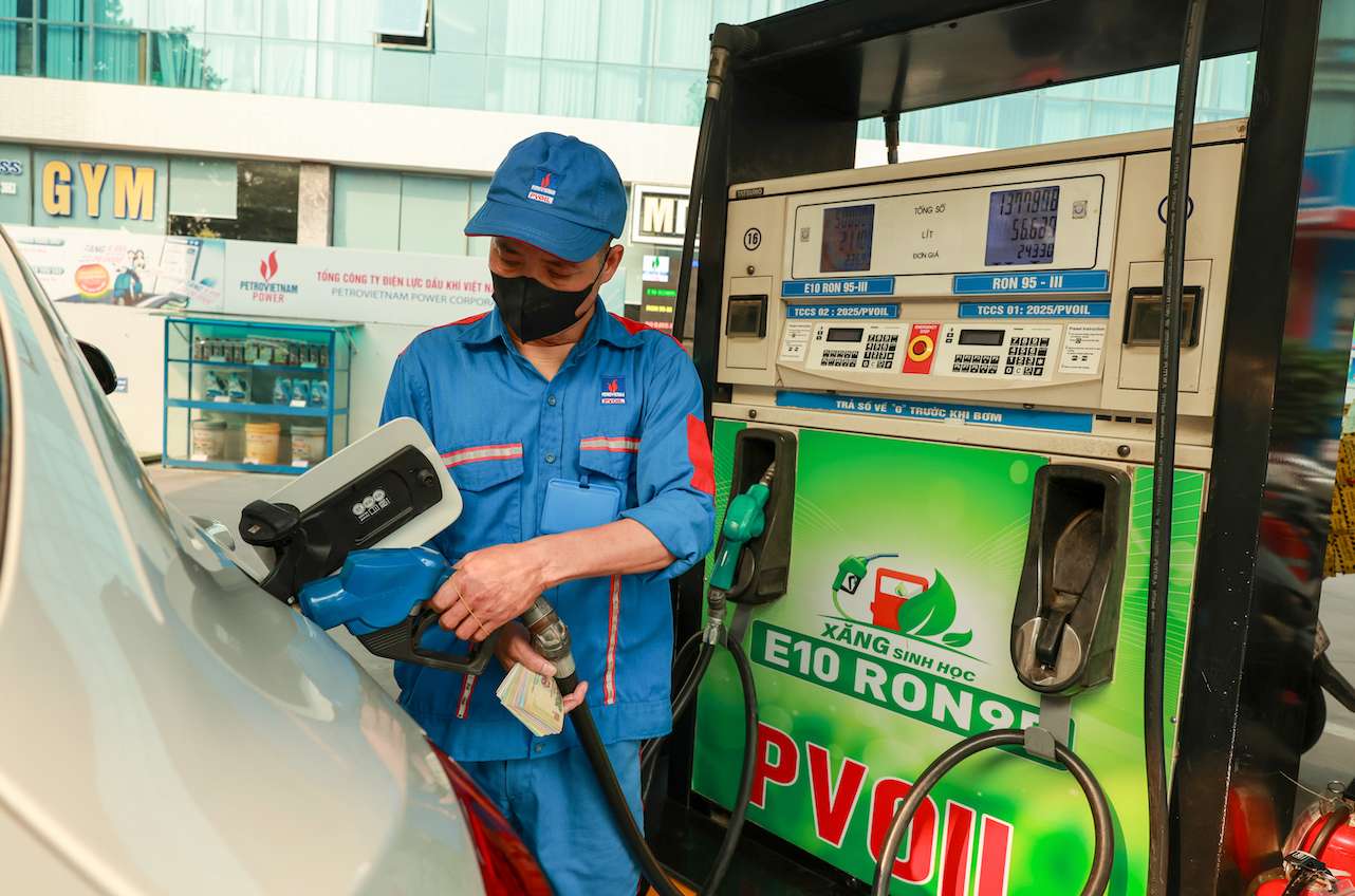 It is predicted that in the next operating session, domestic gasoline and oil prices will fluctuate according to the world market. Photo: Hai Nguyen