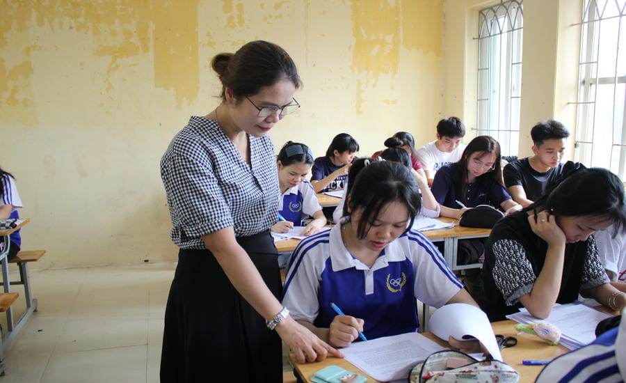 Teachers of Nguyen Trung Ngan High School guide students to consolidate knowledge in the final sprint before the exam. Photo: Mai Huong