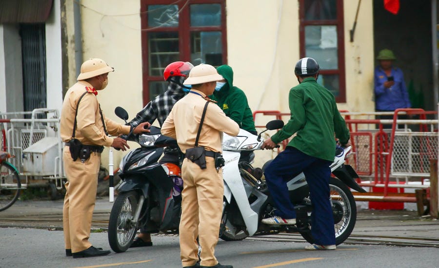 Some cases of stopping and parking in the railway safety corridor are handled by Hanoi traffic police forces. Photo: To The