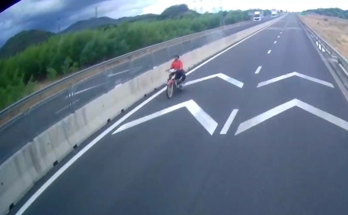 Motorbikes continuously appear on the Vinh Hao - Phan Thiet expressway