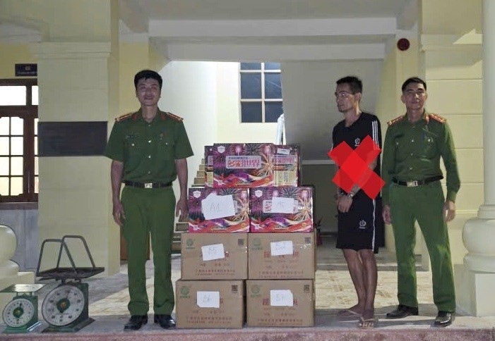 Subject Tran Van Huong transporting 255.87 kg of firecrackers. Photo: Hai Phong Police