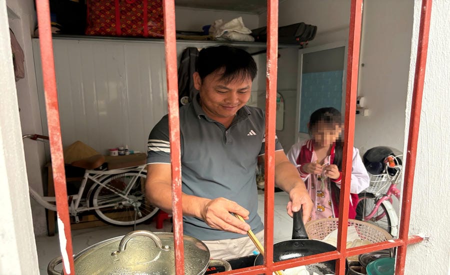 Mr. Pham Duy Dinh and his child in a rented room in Nhue village (Thien Loc commune, Hanoi city). Photo: Bao Han