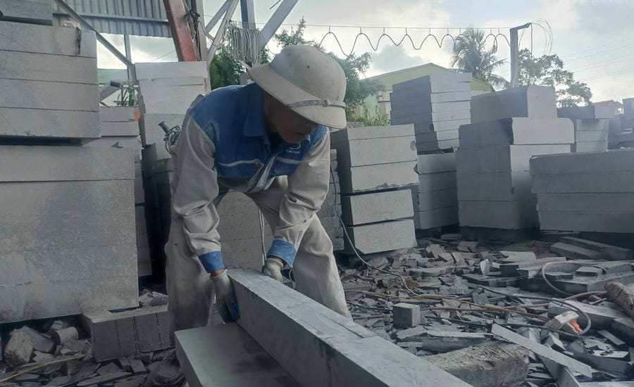 Workers in Ninh Van stone craft village (Ninh Binh province), struggling to make a living in hot weather. Photo: Nguyen Truong