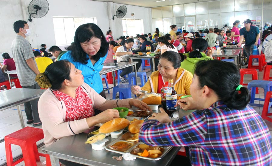 Chairman of the Dong Thap Provincial Labor Federation Huynh Thi Tuyet Vui visits workers at the Trade Union Meal. Photo: Thanh Mai
