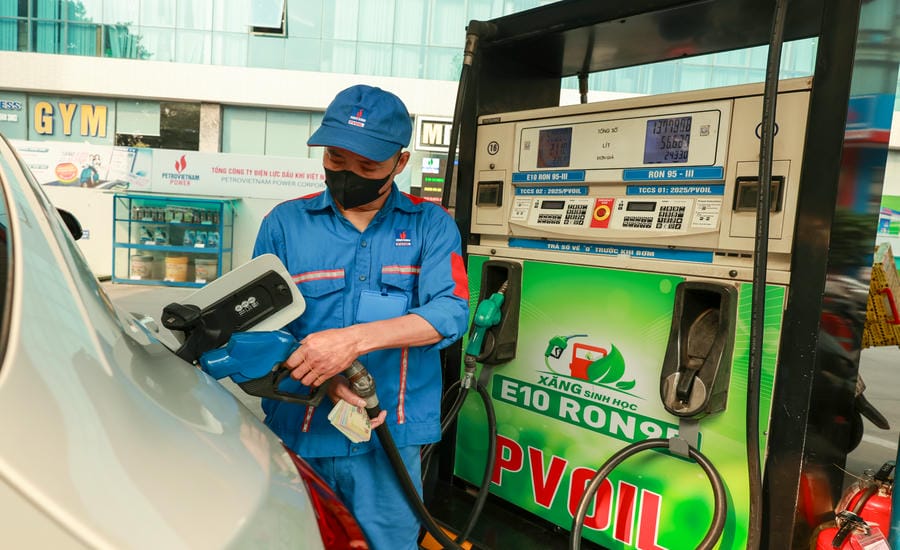 Petroleum businesses are accelerating in the roadmap to switch to trading 100% E10 bio-gasoline. Photo: Hai Nguyen