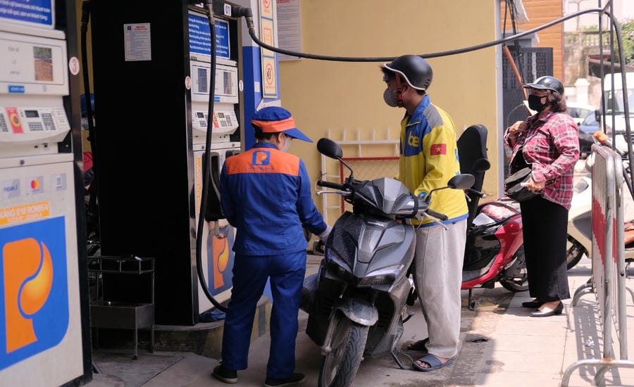 People actively welcome E10 bio-gasoline when it both protects the environment and is cheaper than mineral gasoline. Photo: Thanh Binh