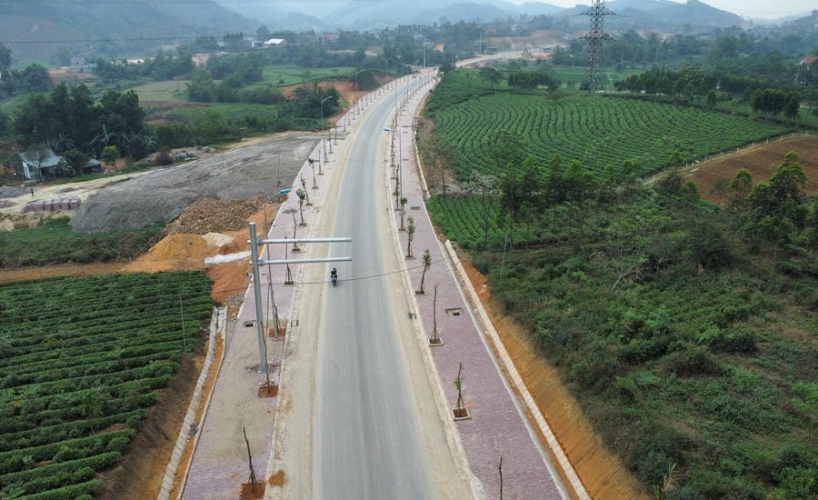 The road project from My Lam mineral spring tourist area to National Highway 2D, connecting to Tuyen Quang - Phu Tho expressway, 8.8km long, with a total investment of 487 billion VND, started in 2022, had to be extended due to site clearance issues. Currently, the project has not been accepted and officially put into use. Photo: Viet Bac