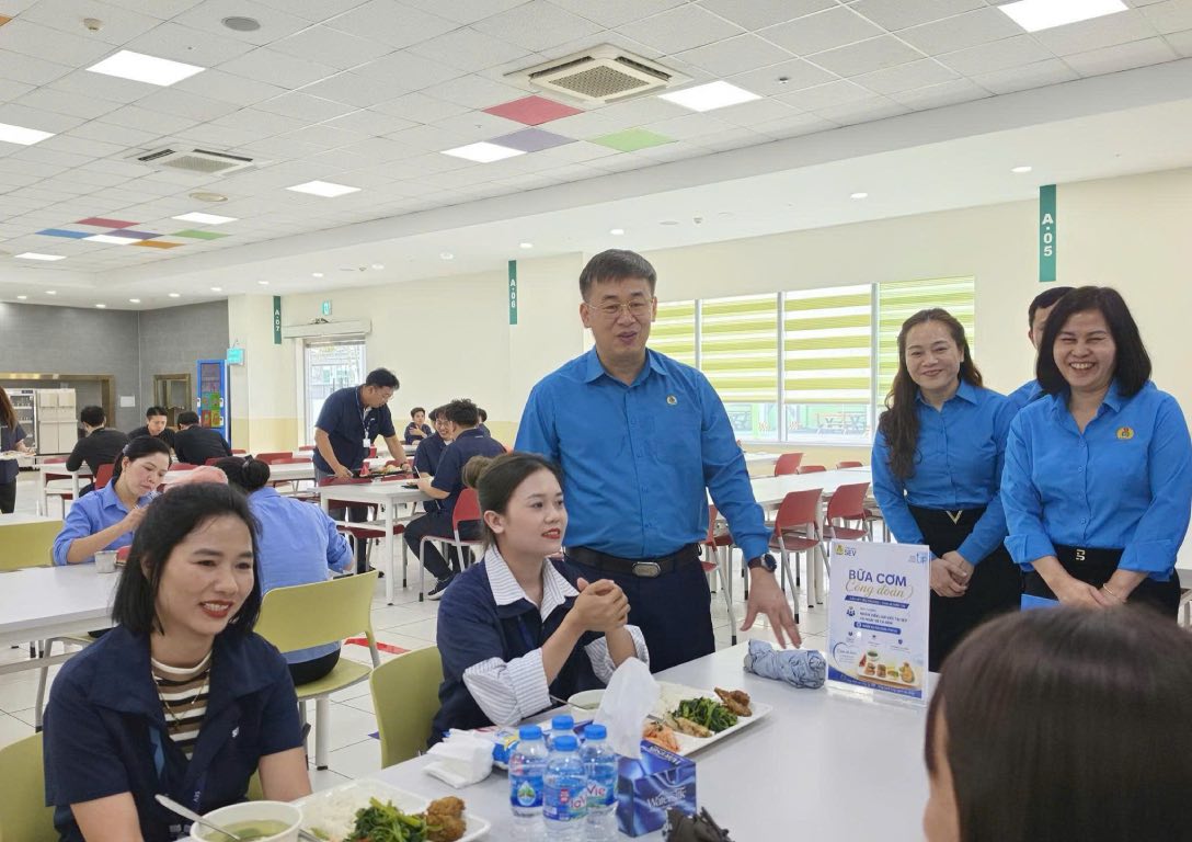 Hoạt động bữa cơm công đoàn được tổ chức trong Tháng Công nhân 2026 tại công ty. Ảnh: Quyết Chiến 