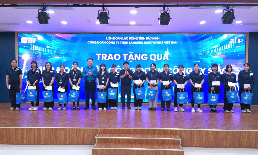 Leaders of the Bac Ninh Provincial Labor Federation, company leaders present gifts to union members and workers. Photo: Quyet Chien