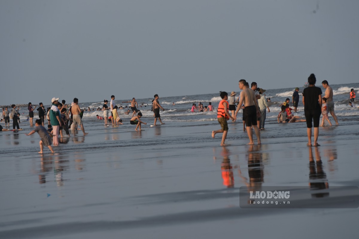 Khu du lịch biển Thịnh Long, xã Hải Thịnh, tỉnh Ninh Bình thu hút du khách trải nghiệm. Ảnh: Lương Hà