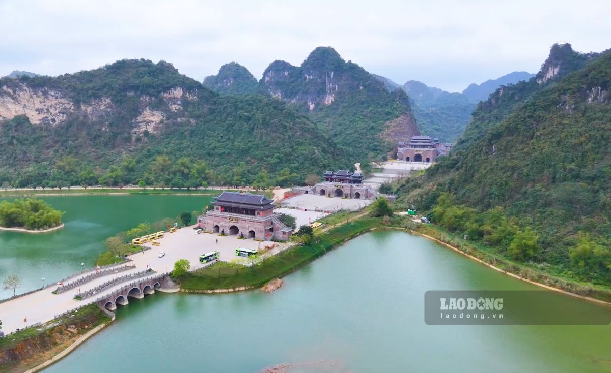 Thung Ui is likened to appearing from ancient costume films, a new tourist destination in Ninh Binh. Photo: Luong Ha