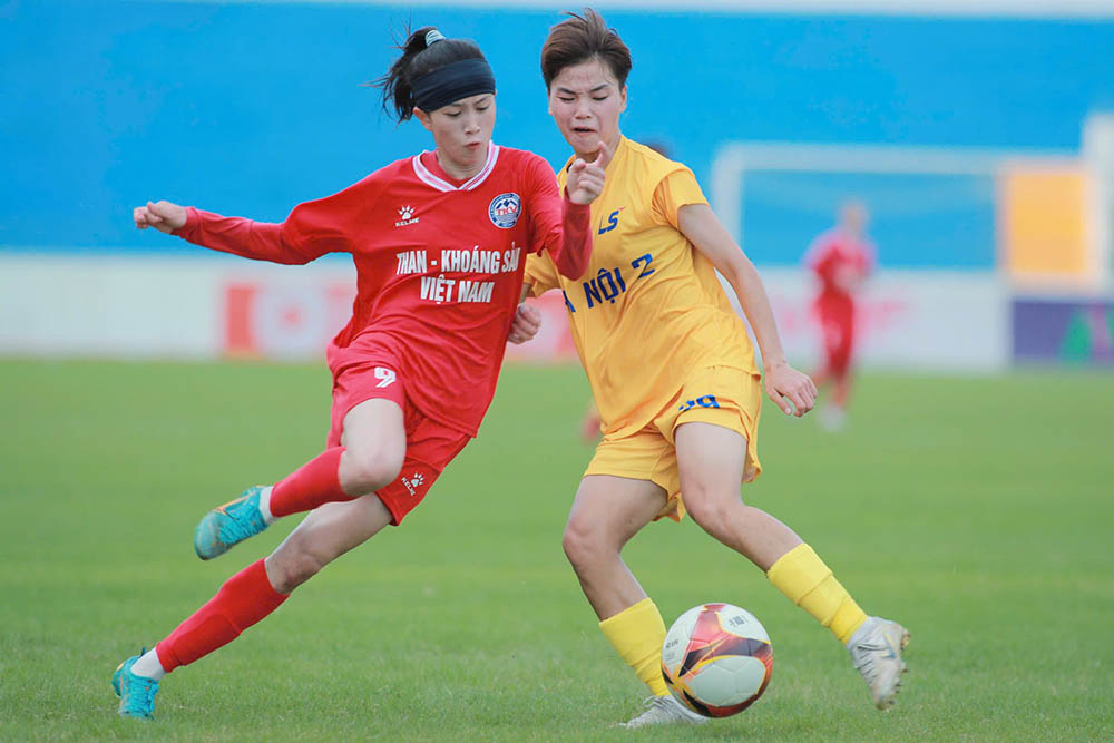 Hanoi II (yellow jersey) closed the 2026 National Women's Football Cup with a thrilling victory over Than Khoang San Vietnam. Photo: VFF