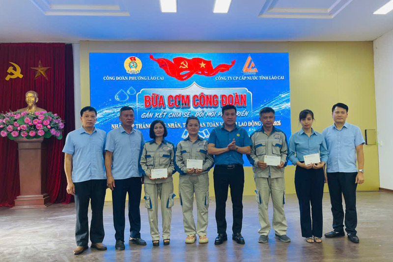 Chủ tịch Công đoàn phường Lào Cai Đặng Nguyên Hoàn tặng quà cho đoàn viên có hoàn cảnh khó khăn. Ảnh: Phương Thảo