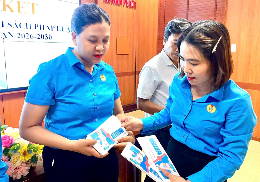 Bệnh viện Đa khoa Tâm Trí Quảng Nam đồng hành tiếp tục trao tặng 300 voucher chăm sóc sức khỏe răng miệng miễn phí cho các công đoàn cơ sở. Ảnh: Công đoàn Nam Phước