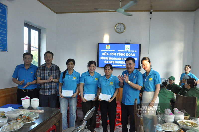Trao hỗ trợ cho đoàn viên tại bữa cơm công đoàn. Ảnh: Đinh Đại