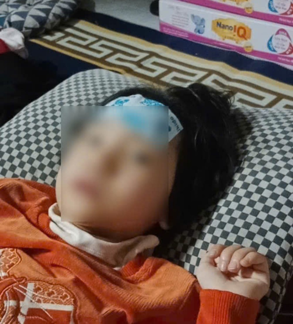 Chị Thúy đau lòng nhìn bé An Nhiên nằm một chỗ, ngày càng yếu ớt... Ảnh: Gia đình cung cấp
