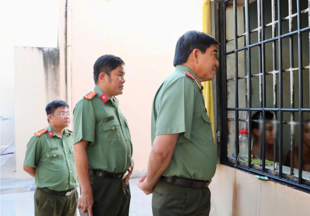 Major General Nguyen Van Han, Director of An Giang Provincial Police, inspects the reality at Phu Quoc Detention Center. Photo: Tien Dung
