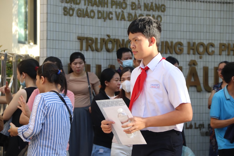 Candidates before the exam. Photo: Nguyen Linh