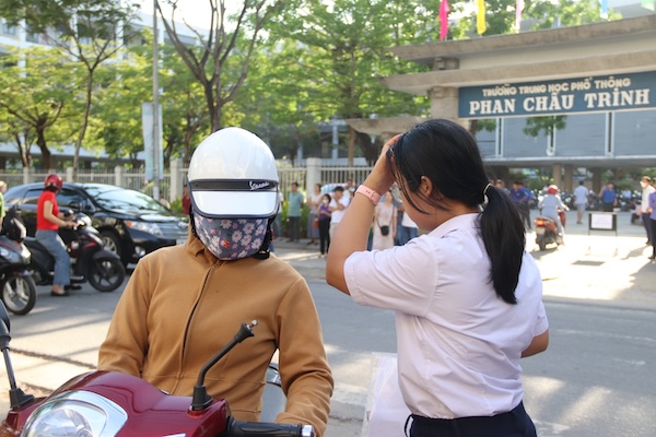 Từ sáng sớm, các phụ huynh đã đưa con đến điểm thi. Ảnh: Nguyễn Linh