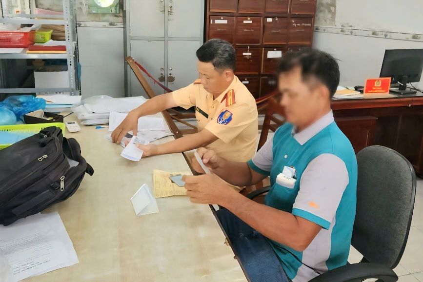 Phòng CSGT làm việc với tài xế xe tải và lập biên bản. Ảnh: Công an Cần Thơ