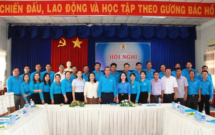 Lãnh đạo LĐLĐ tỉnh, Ủy ban MTTQ Việt Nam các xã, phường chụp ảnh lưu niệm chúc mừng 2 cụm thi đua đã ký kết thành công giao ước thi đua năm 2026. Ảnh: Thiệu Vũ