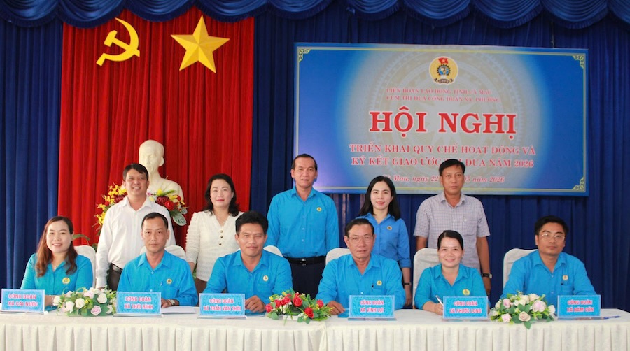 Emulation cluster No. 2 includes Commune Trade Unions: Vinh Loi, Phuoc Long, Cai Nuoc, Thoi Binh, Nam Can and Tran Van Thoi signing an emulation contract. Photo: Thieu Vu