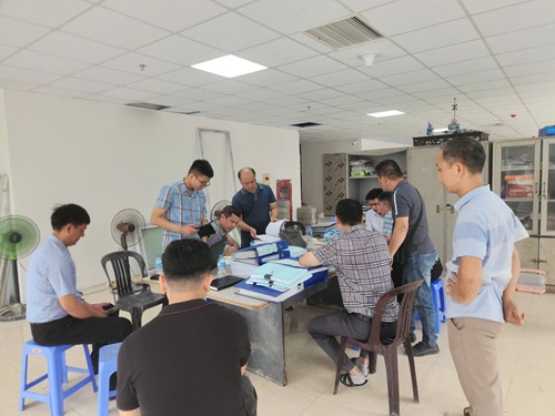 Cán bộ Sở Xây dựng Hà Nội và phường Cầu Giấy rà soát hồ sơ kiểm tra các hạng mục trước khi bàn giao nhà cho người dân. Ảnh: Minh Hạnh